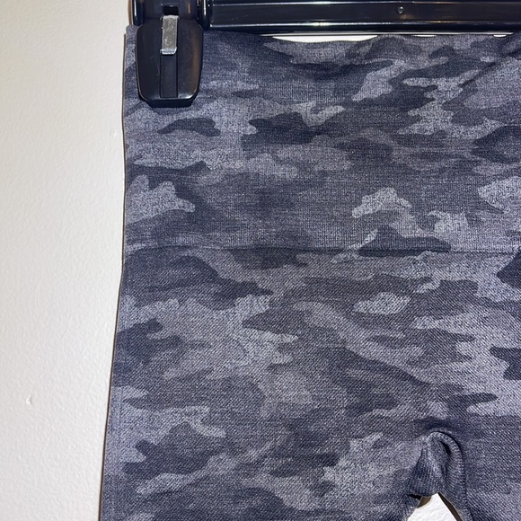 SPANX Look At Me Now Seamless Legging - Picture 6 of 9